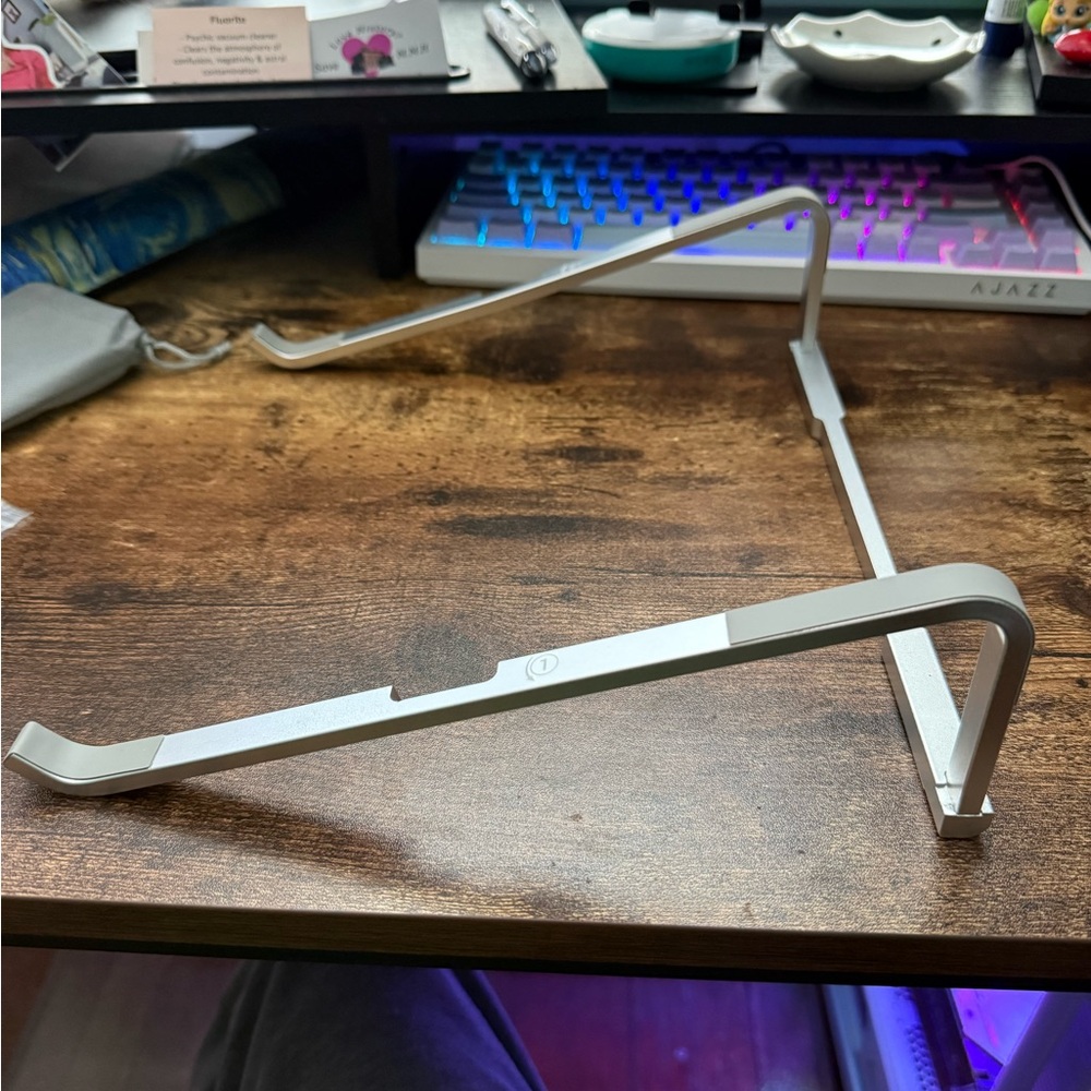 Foldable laptop stand